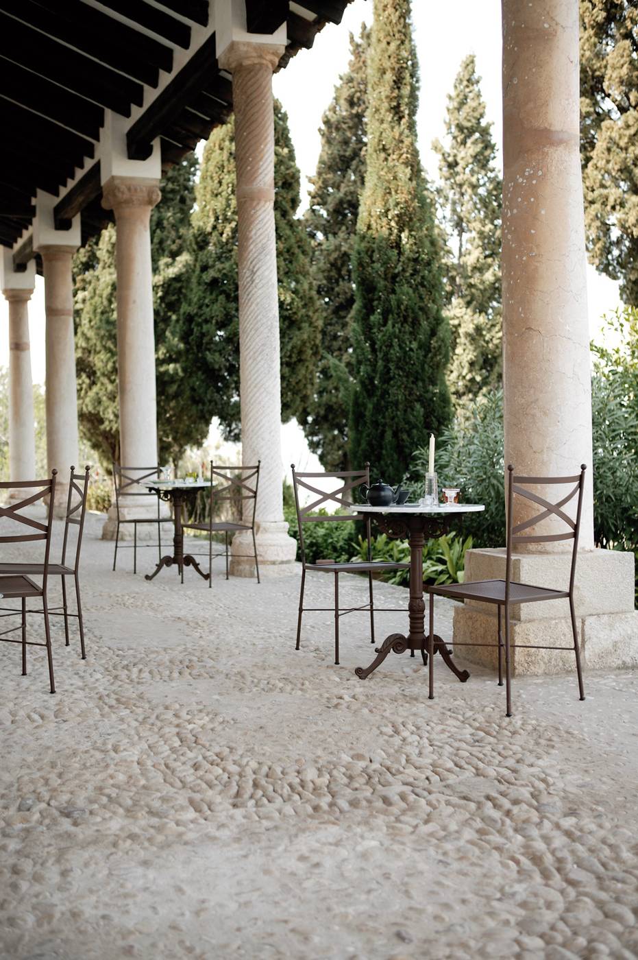 Conjunto de mesa redonda de 60 cm. de estructura de aluminio con tapa de mármol o mosaico piedra O60 cm y 2 sillas